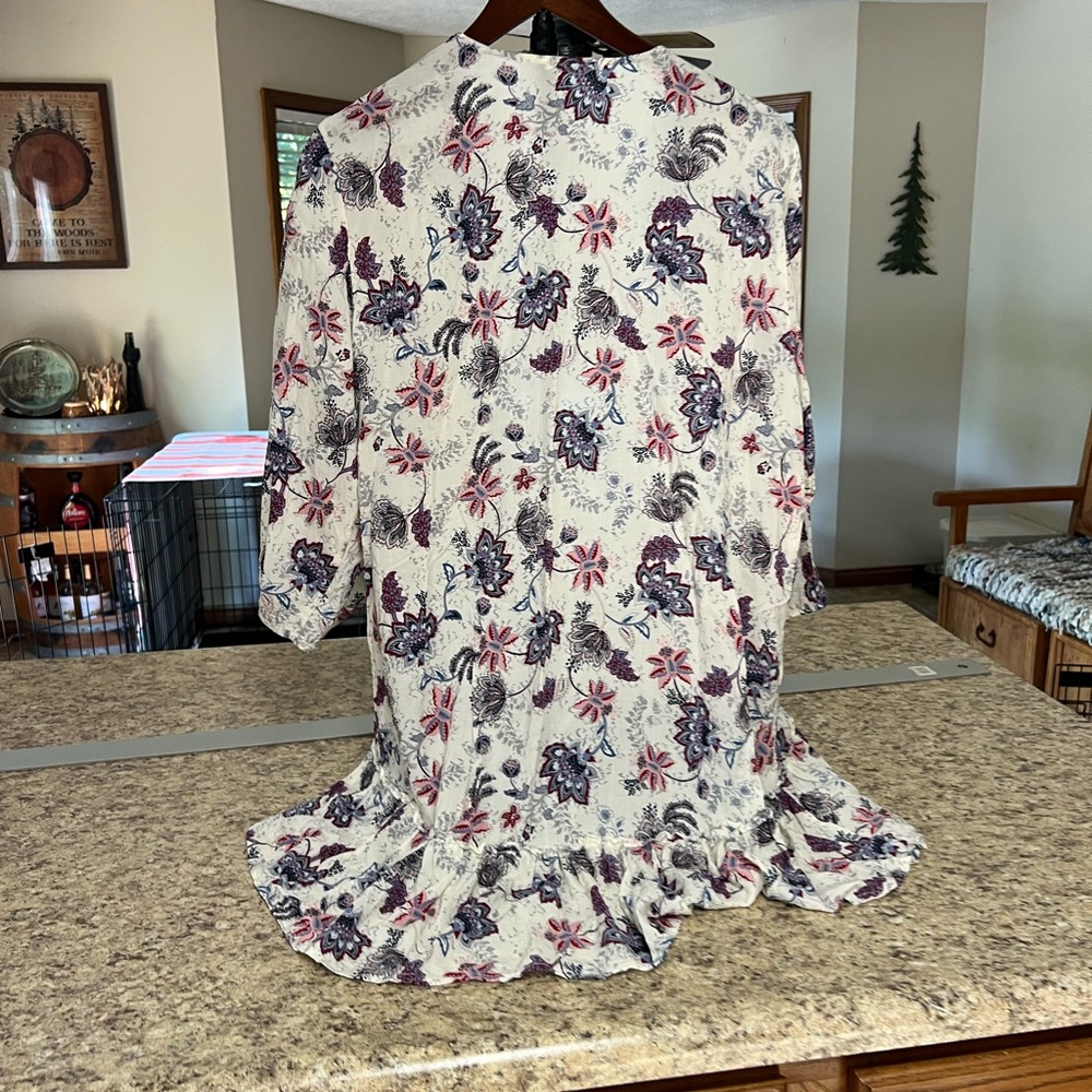 Maurice’s Lightweight Floral Kimono Cardigan blouse in White, Blue & Burgundy - Picture 5 of 7